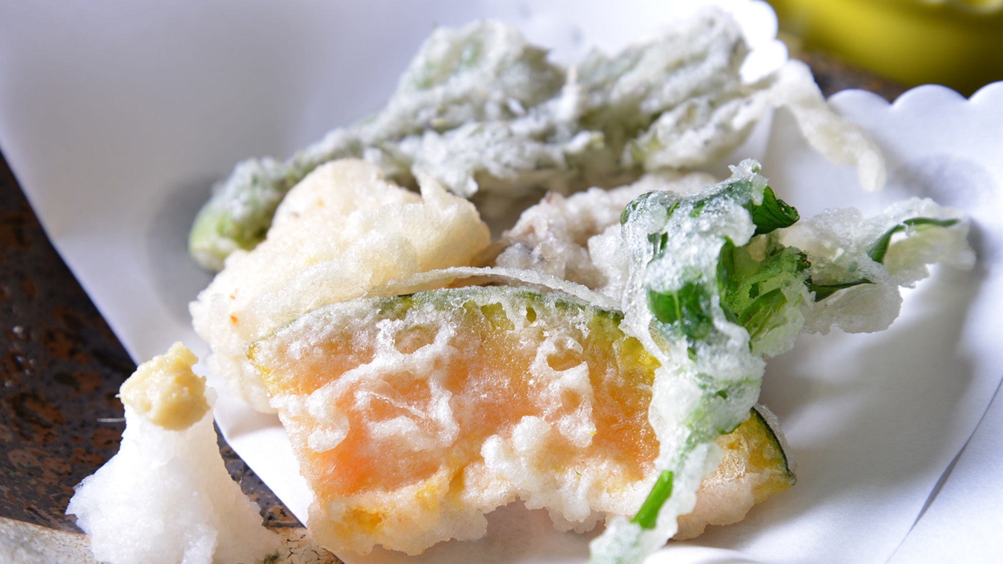 *お夕食一例（天ぷら）/季節の山菜を天ぷらで。素材の甘さが引き立ちます。