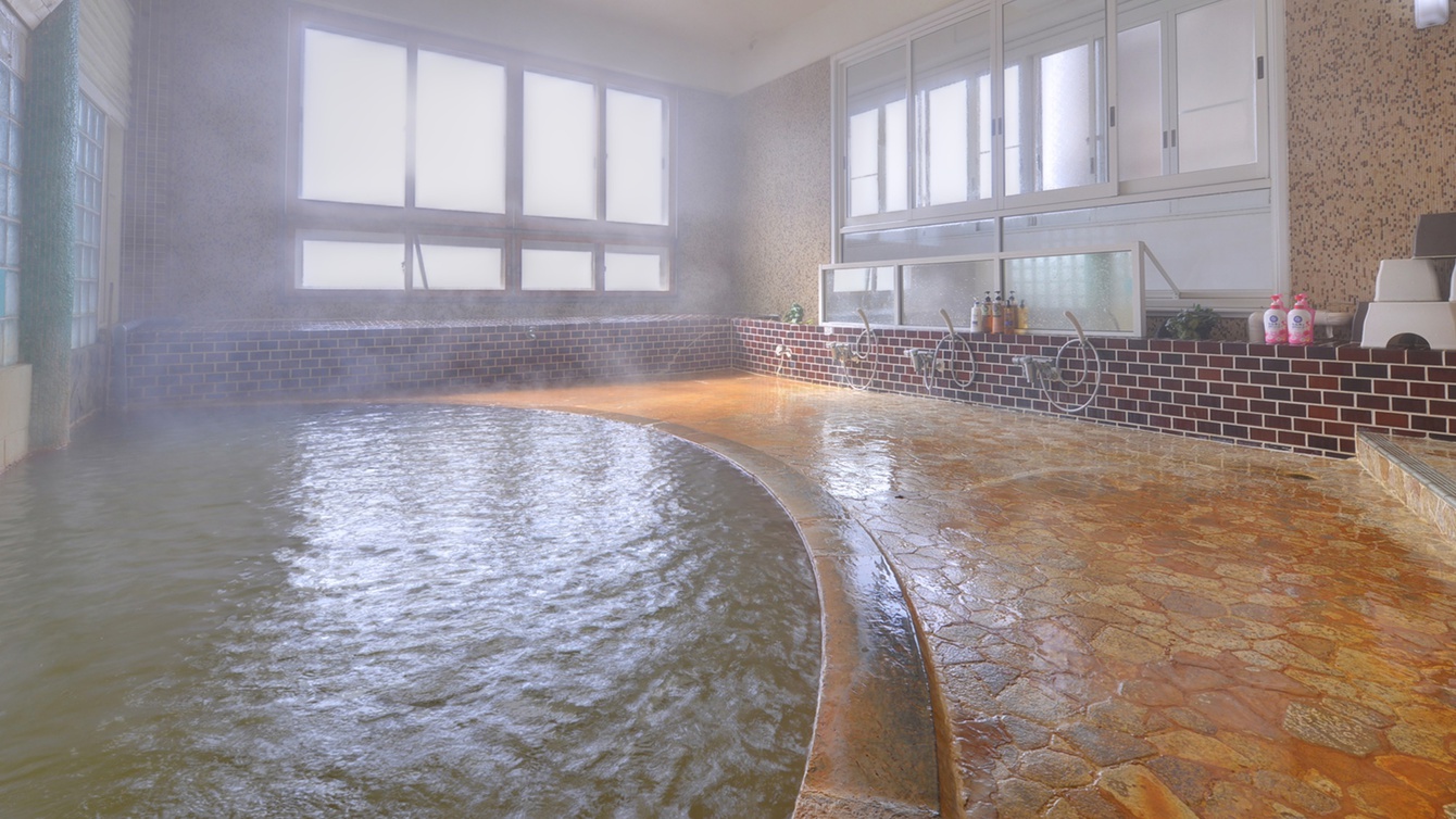 *大浴場/鉄分を含む、やや赤っぽい泉質は“;熱の湯”;としても有名。湯上がりの保温状態に定評があります。