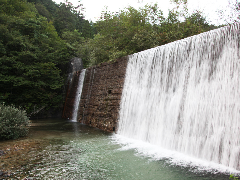 砂防ダムの滝
