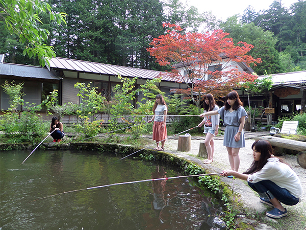 庭の池で岩魚釣り