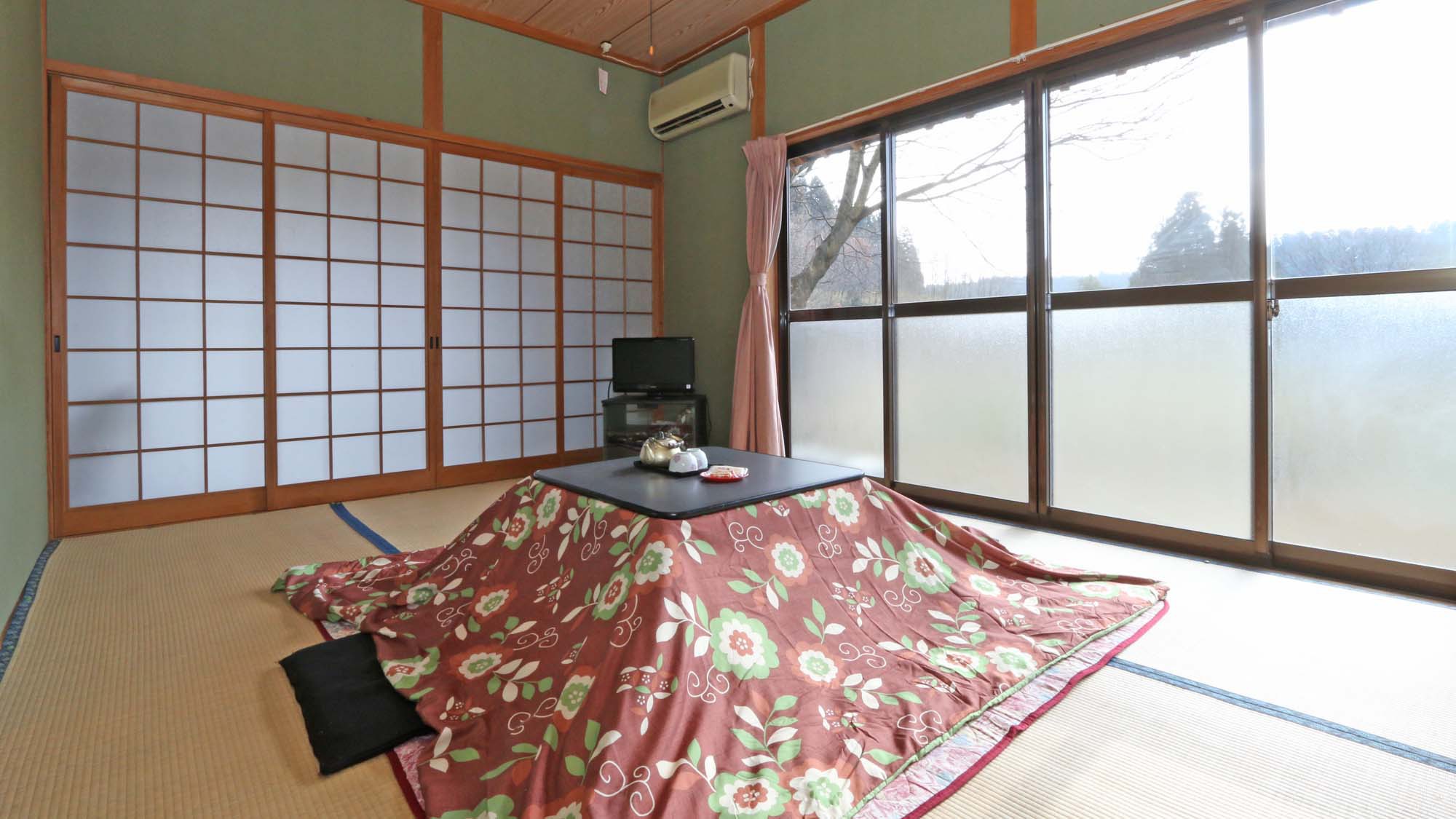 【お部屋】のどかな景色に囲まれた畳のお部屋です。