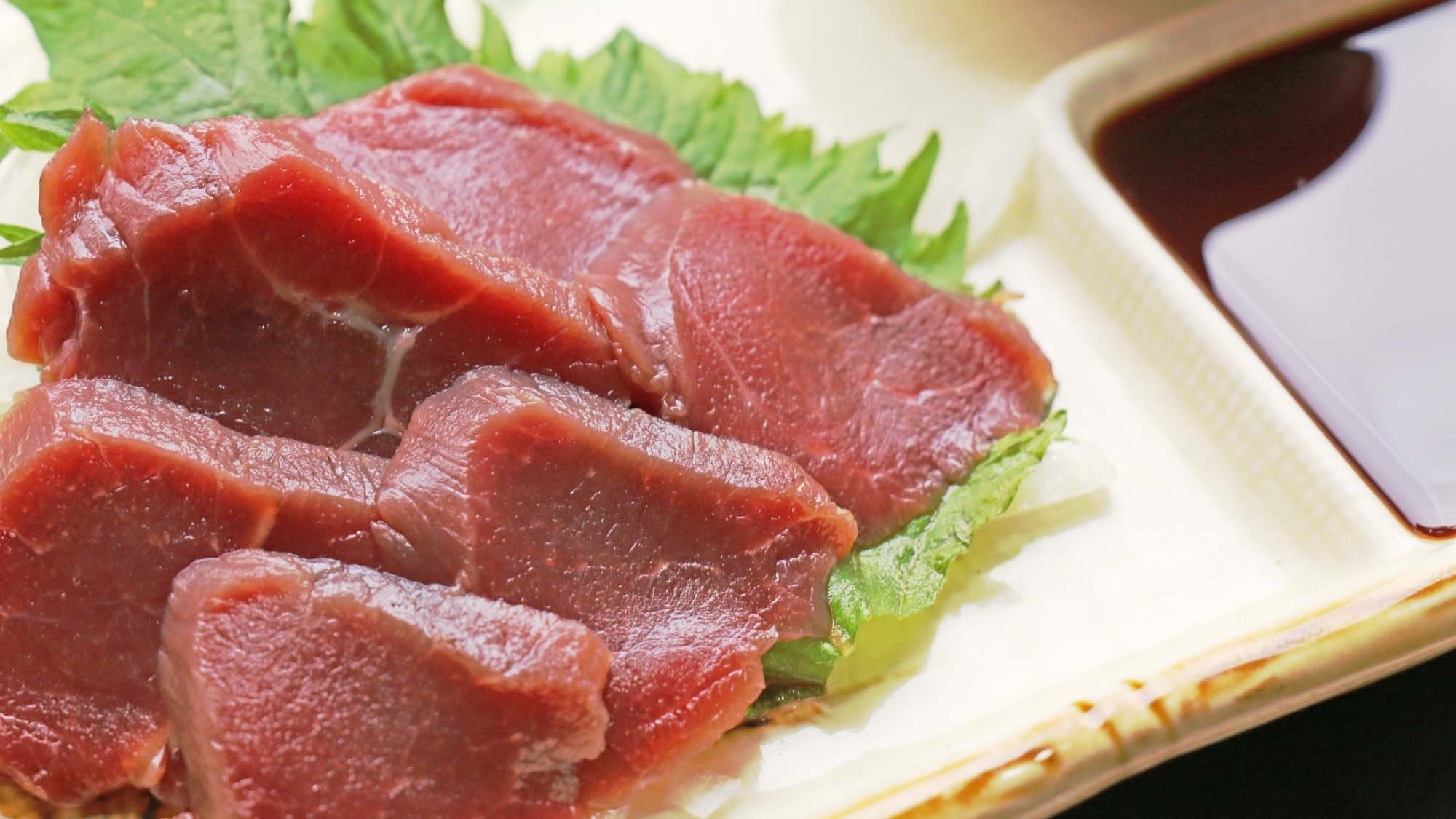 【夕食】馬刺しは低カロリーで高タンパク！鉄分も多く含まれております！