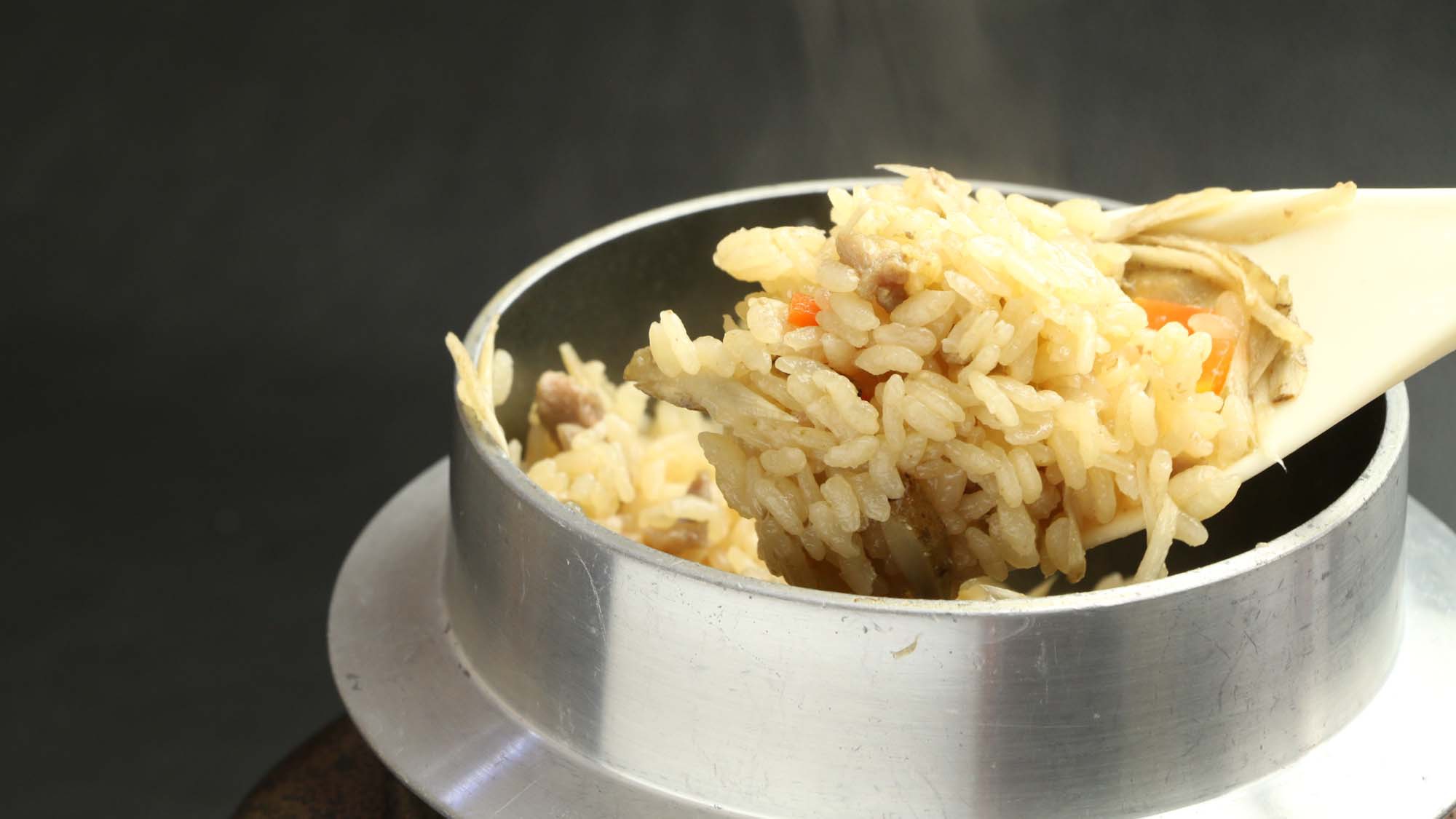 【夕食】炊立て自家米の釜飯は大変好評です。