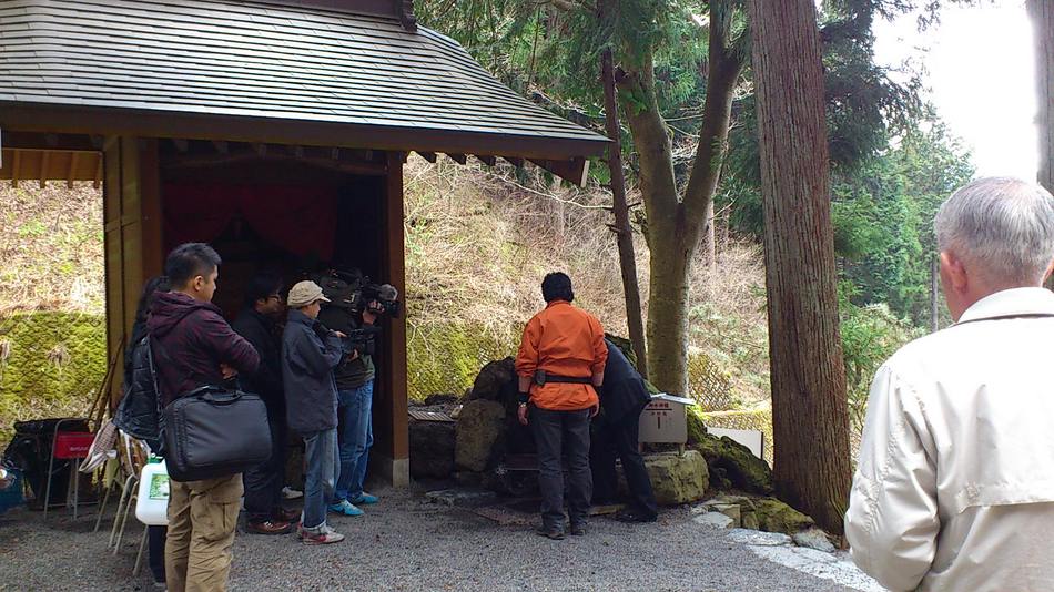 藤岡弘さんの不動尊の霊水前のテレビ収録風景２