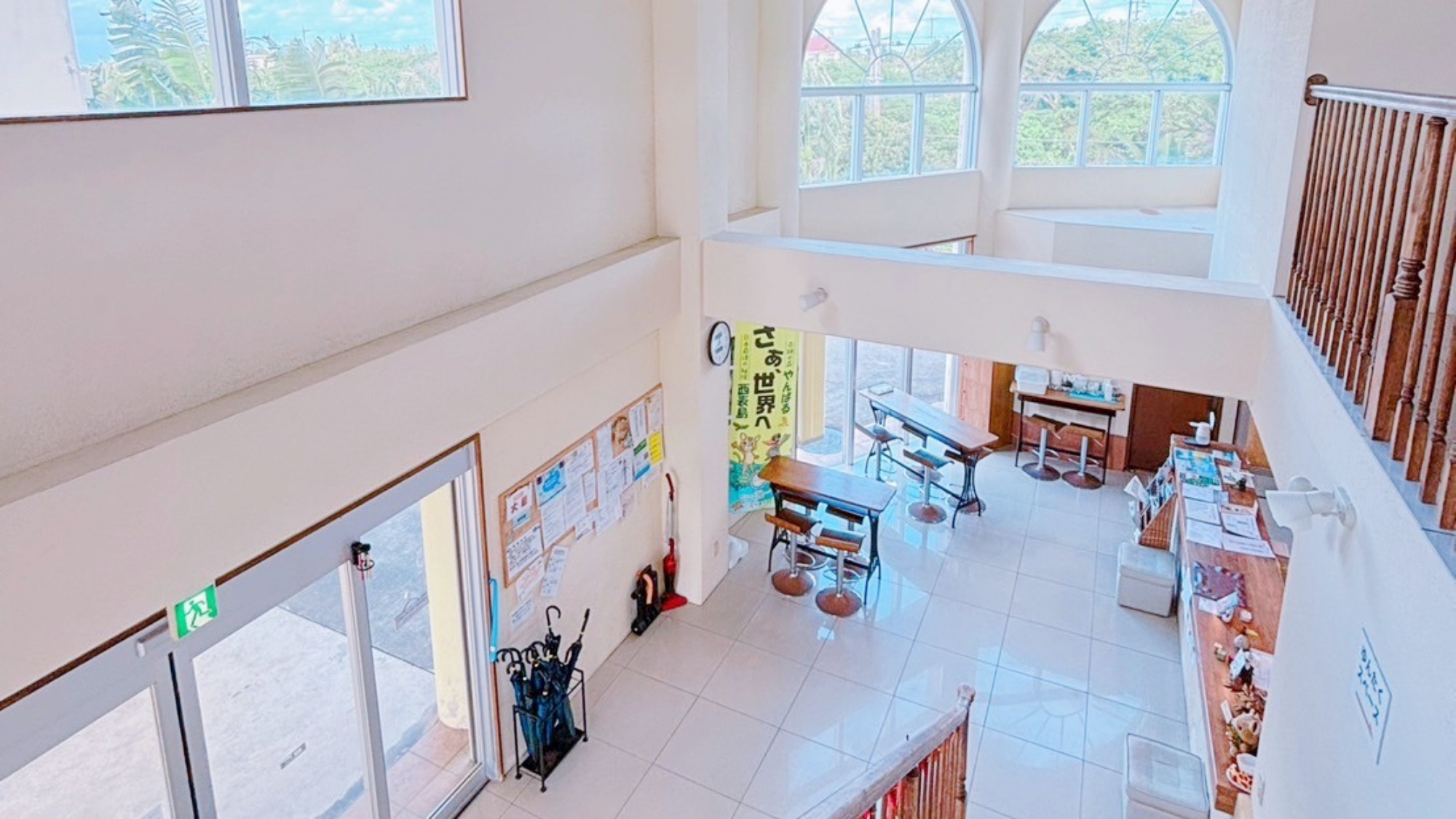 *館内：吹き抜けで開放感のあるつくりとなっております。