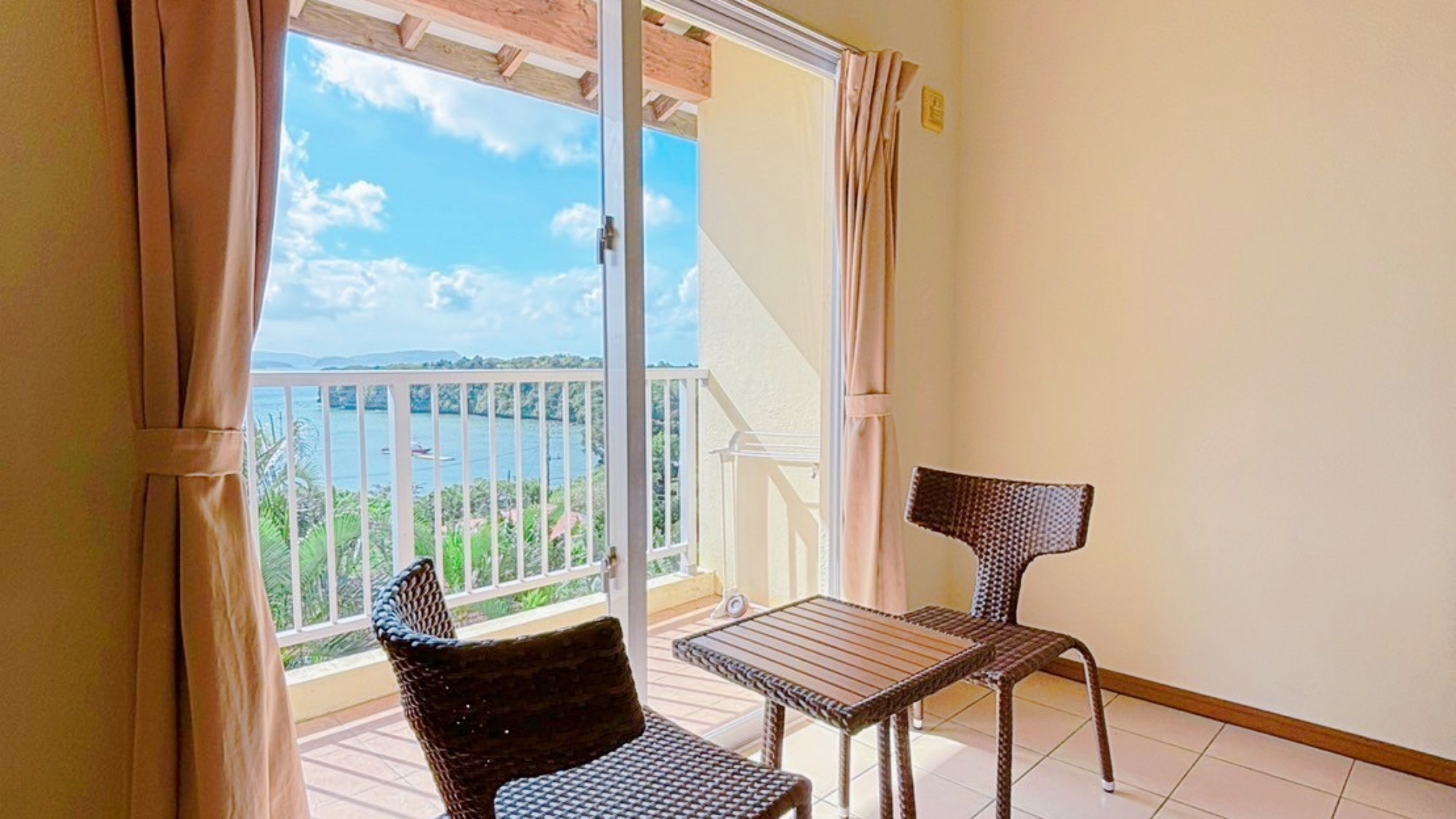 *ツインルーム：バルコニーもついているので、ダイビングセットなどを乾かすこともできます