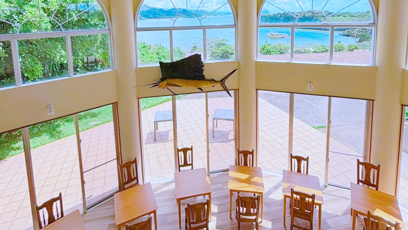 *レストラン：吹き抜けで開放感のあるレストランで、海を眺めながらお過ごしいただけます。