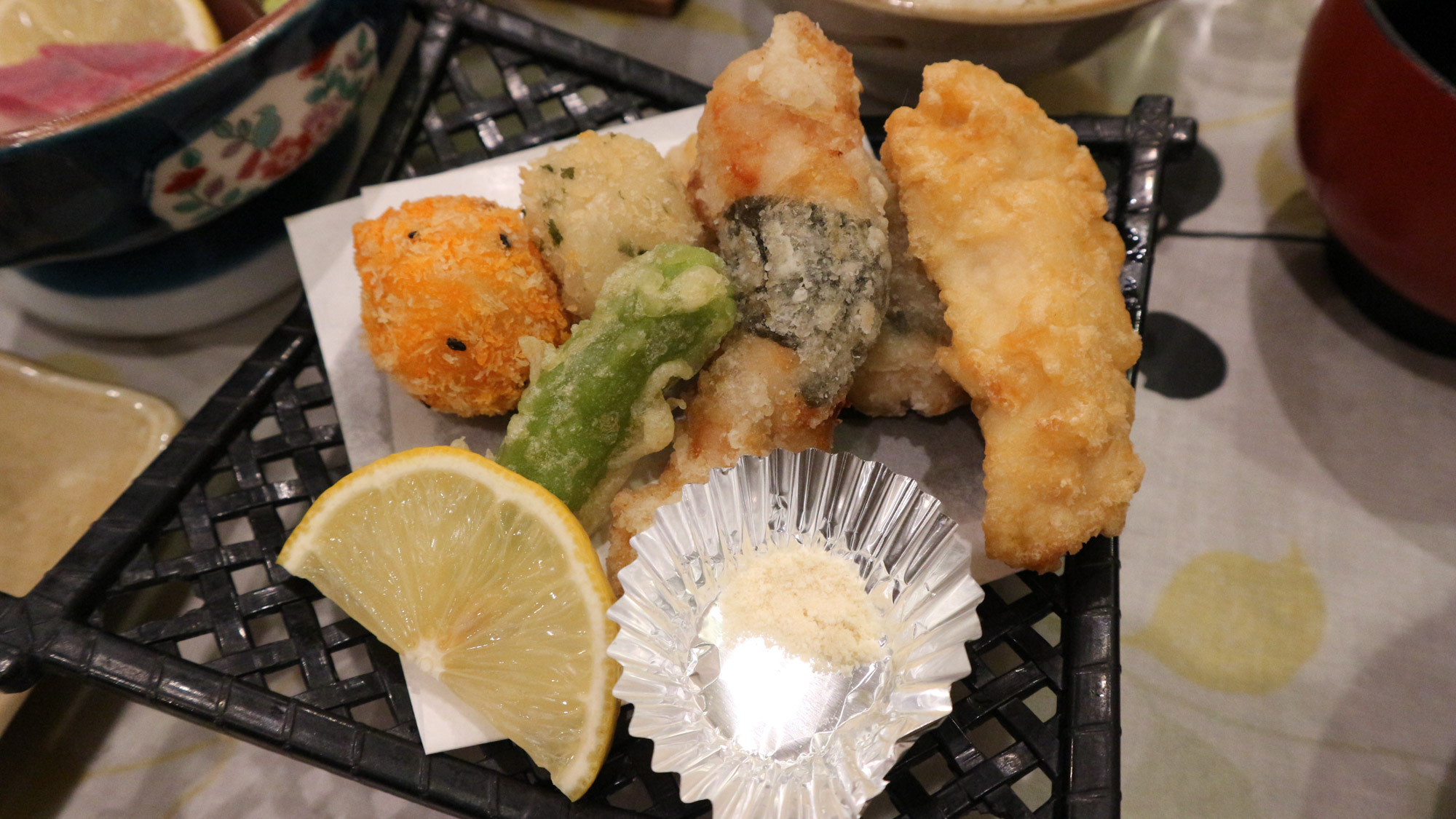 *【夕食一例】かりっとさくっとあつあつの天ぷらです。