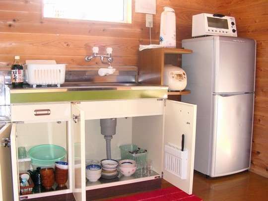 キッチン内に食器類をご用意。まな板、包丁、お箸、卓上ガスコンロ、炊飯器も準備しております。
