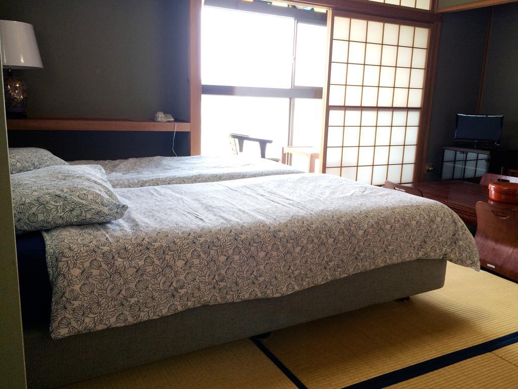 和室にベッドを置いたお部屋です