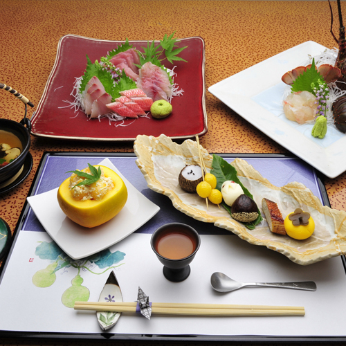 *【夕食例】夕食は季節の懐石料理で御座います。実際には一品一品お部屋までお運び致します。
