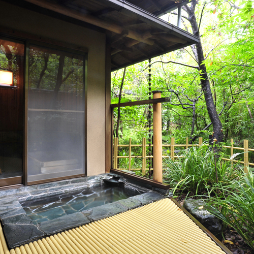 *【客室露天風呂】【らんの間】開放的な露天風呂で温泉浴を満喫。