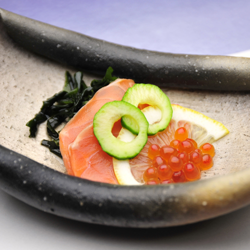 *【夕食例】見た目も鮮やかなお食事が並びます。