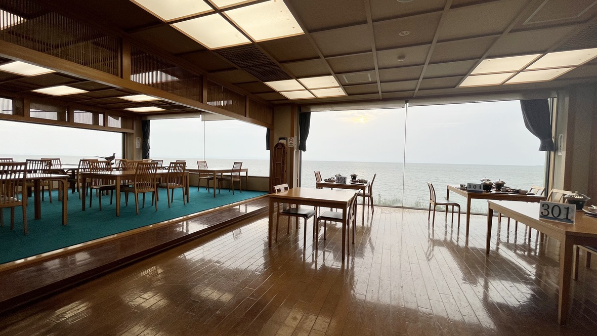 *【食事処】大海原や美しい夕日を望むことができる広々としたお食事会場