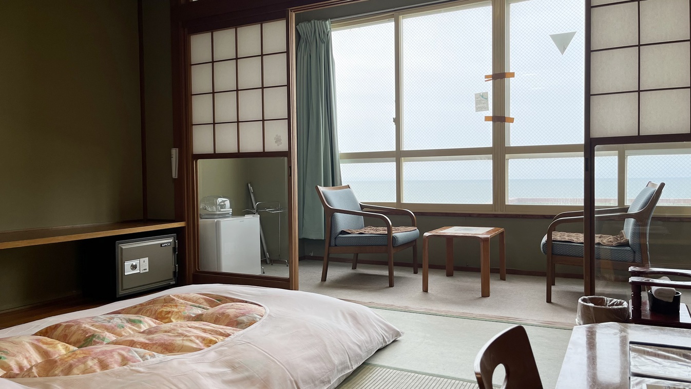 *【客室一例】晴れた朝には青い海と水平線を眺めることができる眺望自慢のお部屋