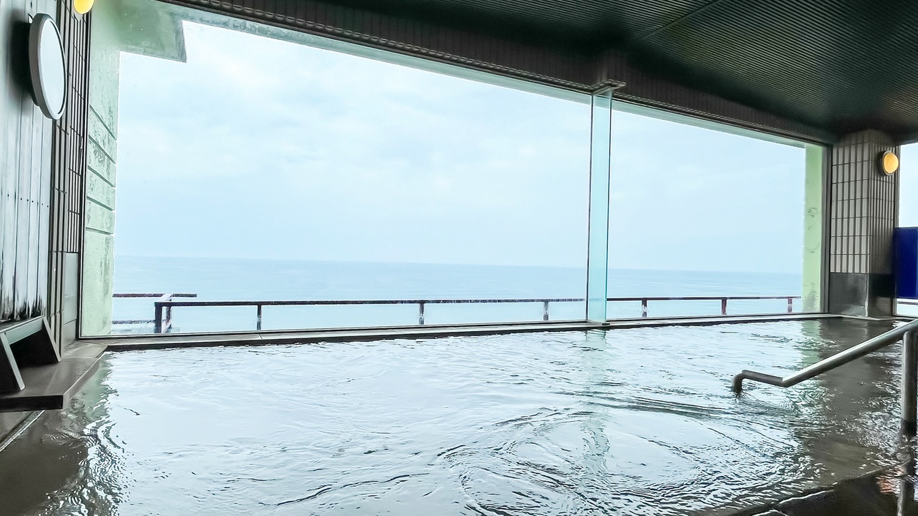 *【大浴場〈なみの湯〉】日本海を間近に望むことができる大浴場で心身をリフレッシュ