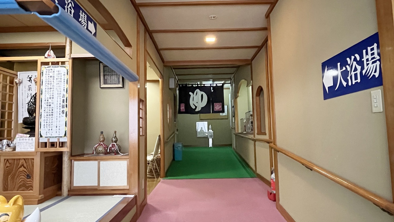 *【温泉入口】大浴場は男女ともに2階にございます、館内移動はエレベーターもご利用いただけます