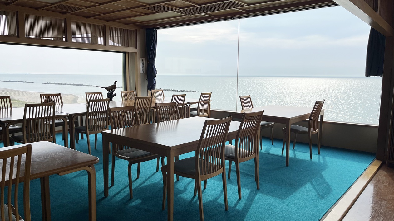 *【お食事処】思わず会話も弾む日本海ビューのお食事会場へご案内いたします