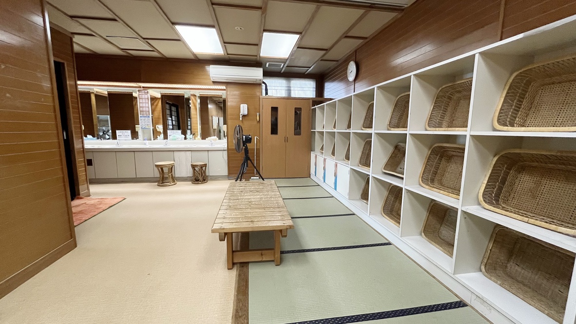 *【大浴場／脱衣所】落ち着きのある木目が基調・畳敷きの脱衣スペース