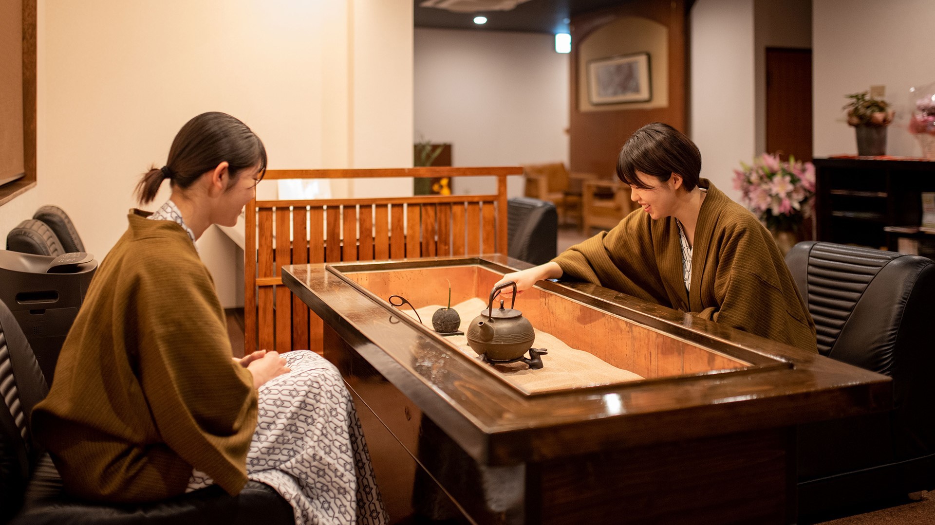 仲の良い友達と思い出話に花が咲く