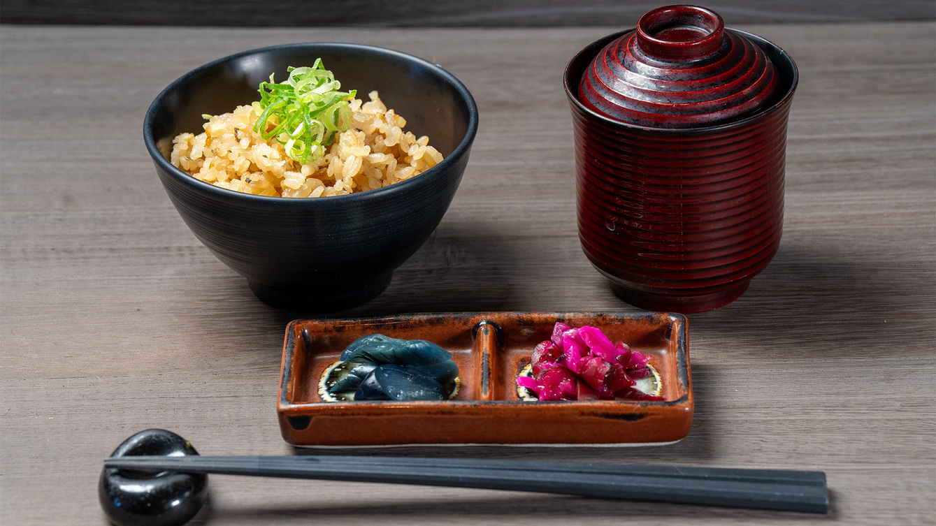 季節の炊き込みご飯と赤出汁味噌汁と漬物