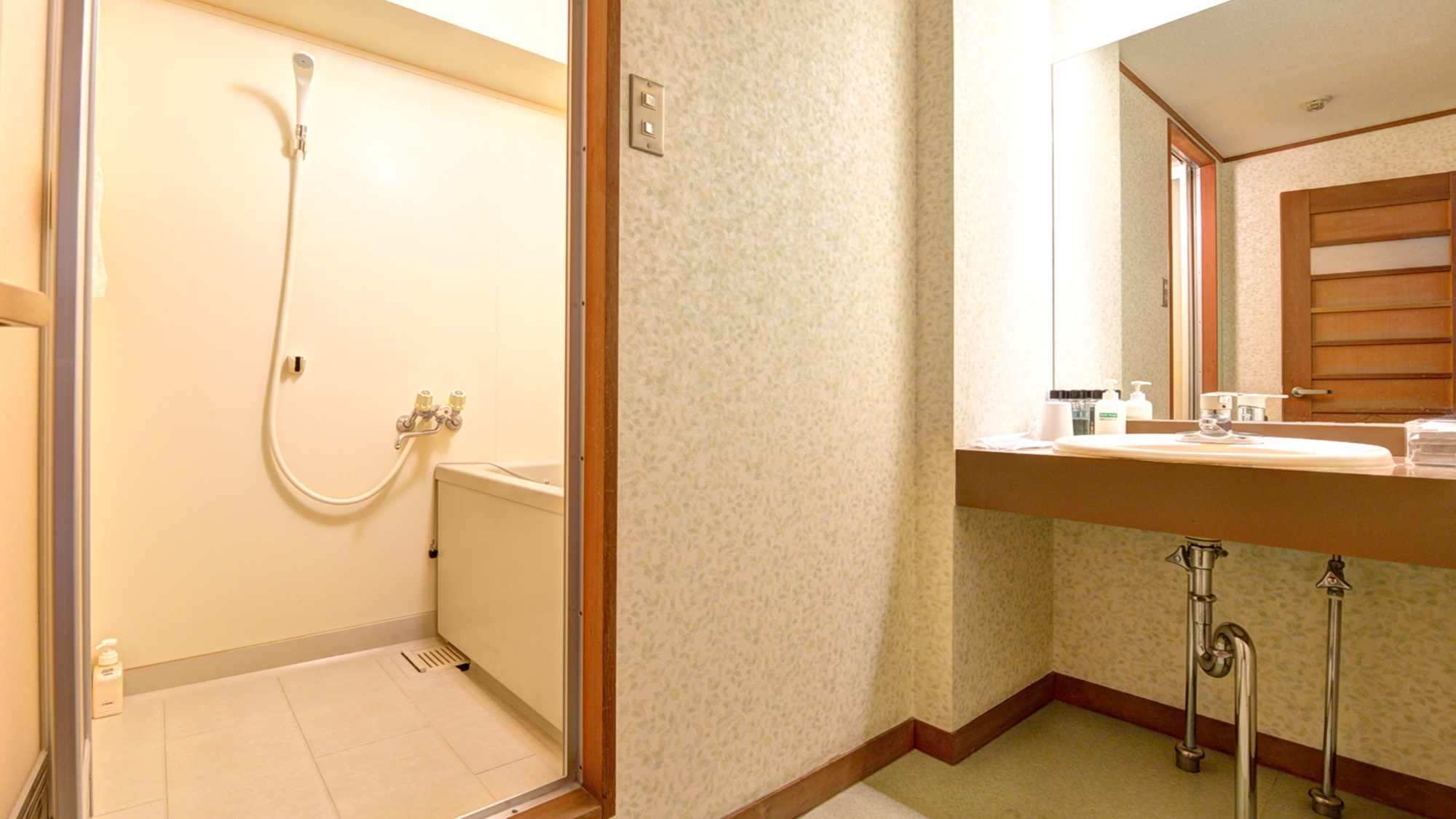 *本館和室（客室一例）/一部バスルームを完備。