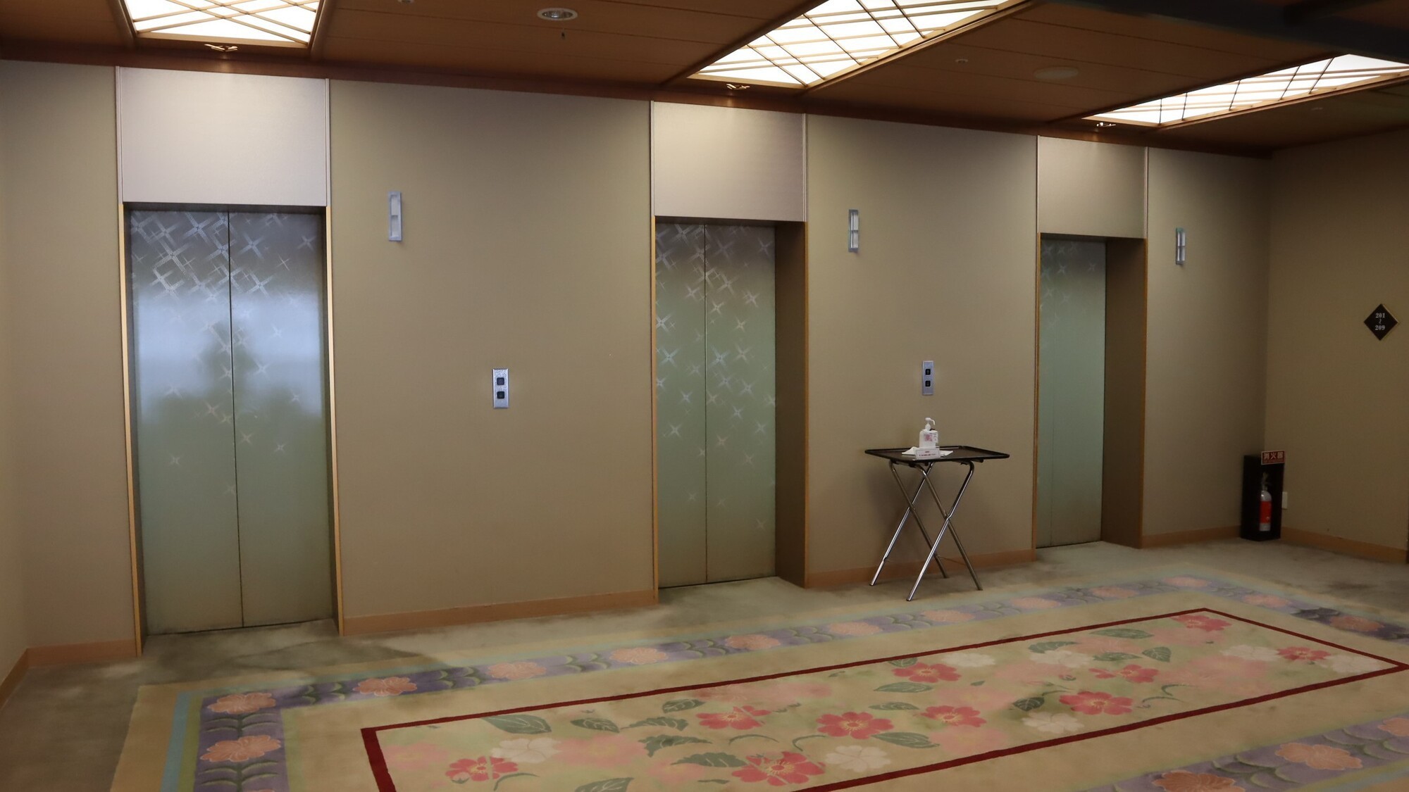 2階エレベーター前