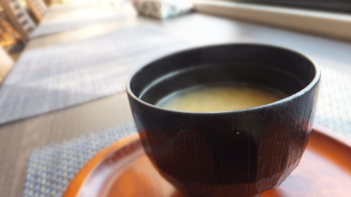 【朝食】お味噌汁は手作りにこだわって毎朝ご用意しております。おふくろの味と言われて好評頂いてます。