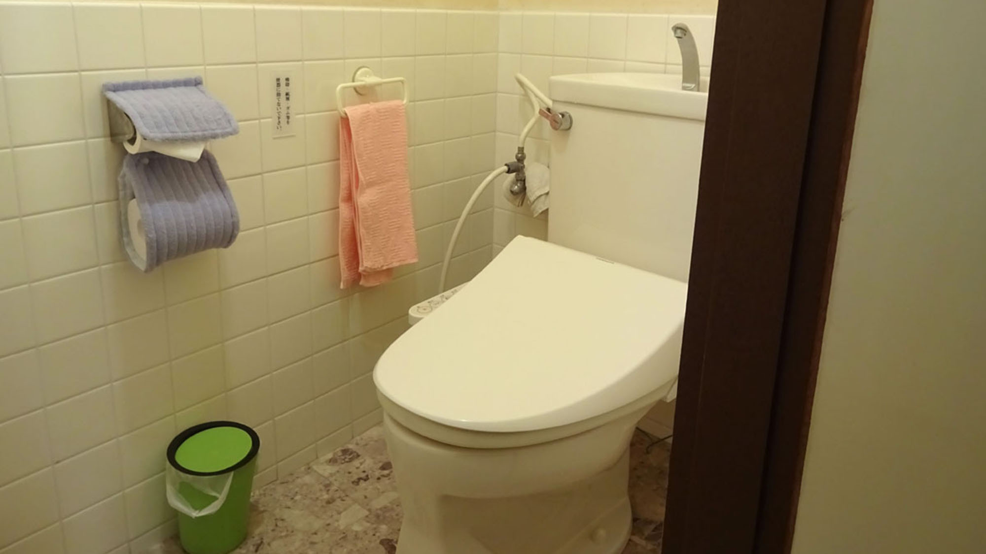 ・洗浄機能付きトイレ：室内にバストイレを完備しているのは和室8畳のみです