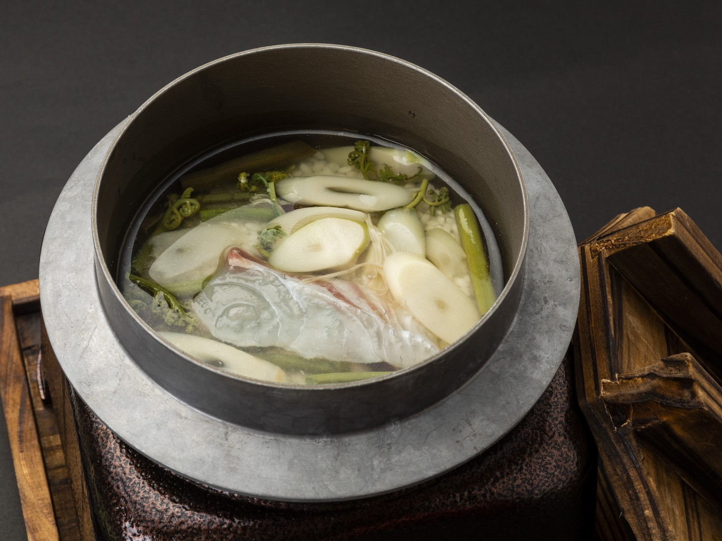 【会席】鯛と山菜の釜めし