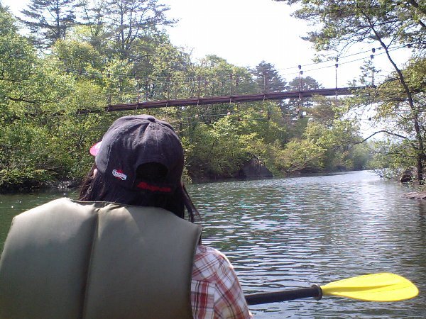 吊り橋の下をくぐり抜けながらまさに気分はジャングルクルーズ！ 