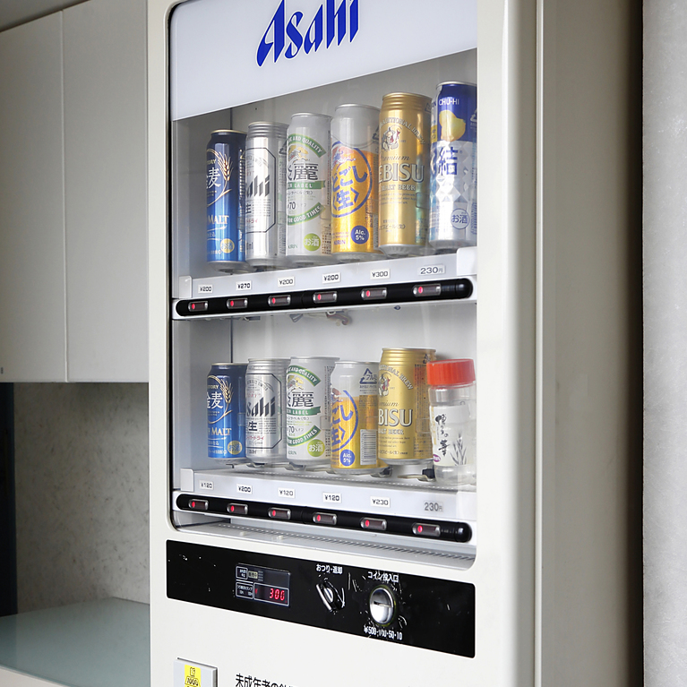 【自動販売機】ビールを各種揃えております。※別でジュースの自動販売機もあります