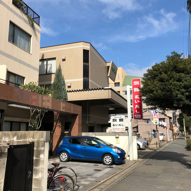 アクセス赤い看板が宿への目印（JR吉塚駅から徒歩4分）4階建ての旅館です