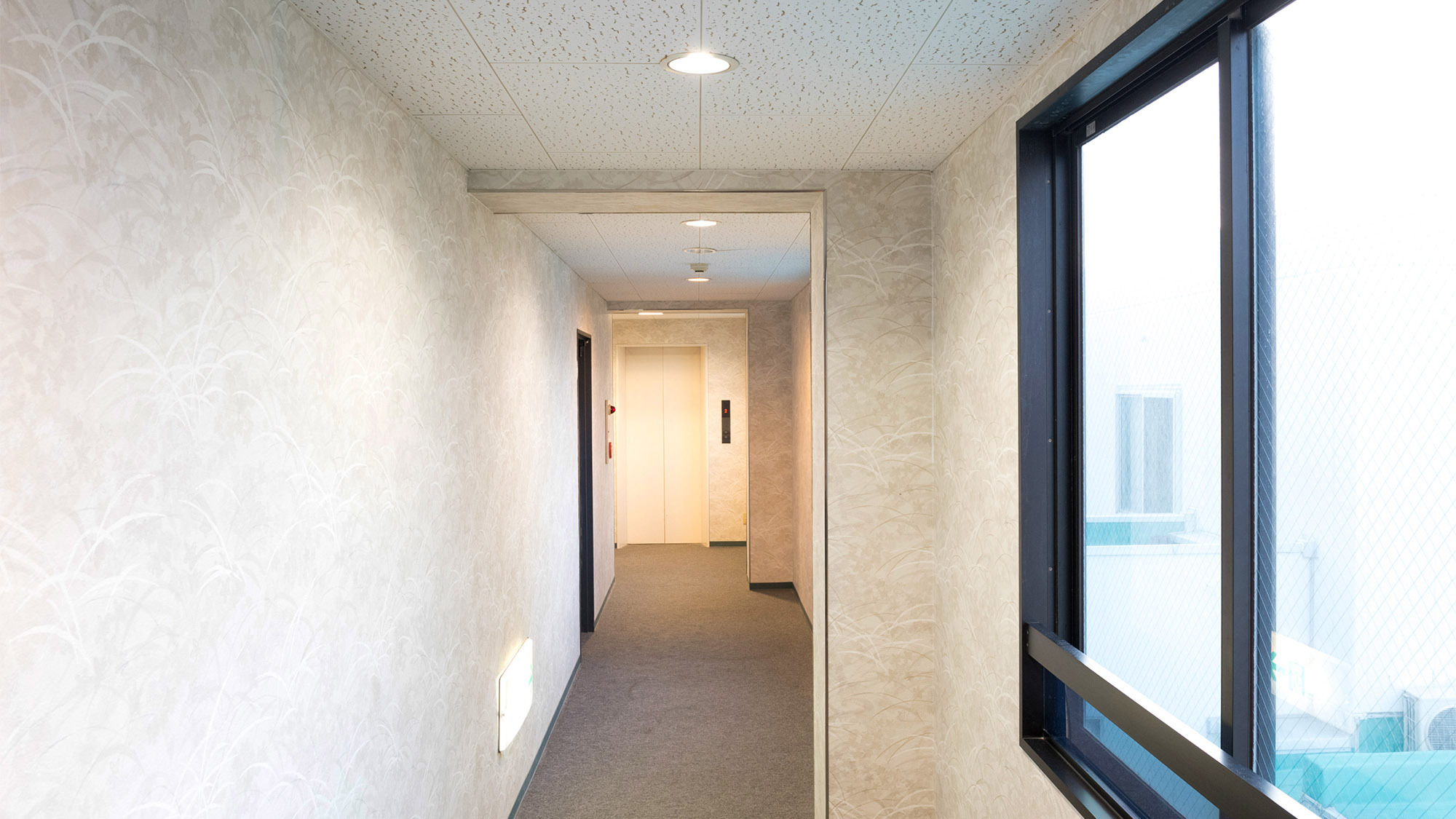 ・客室前廊下落ち着いた雰囲気の館内です