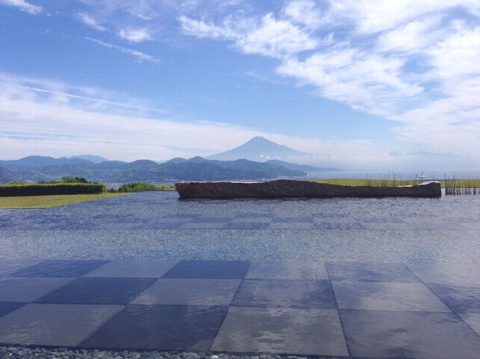 富士山と水盤