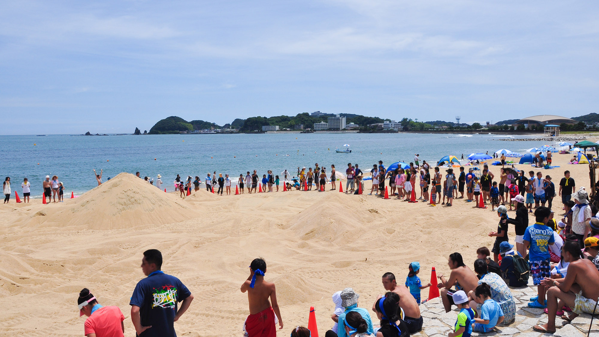 ・【周辺・ビーチ】麓まで降りれば和歌山県下で最大のリゾートビーチ。水泳やマリンスポーツも楽しめます