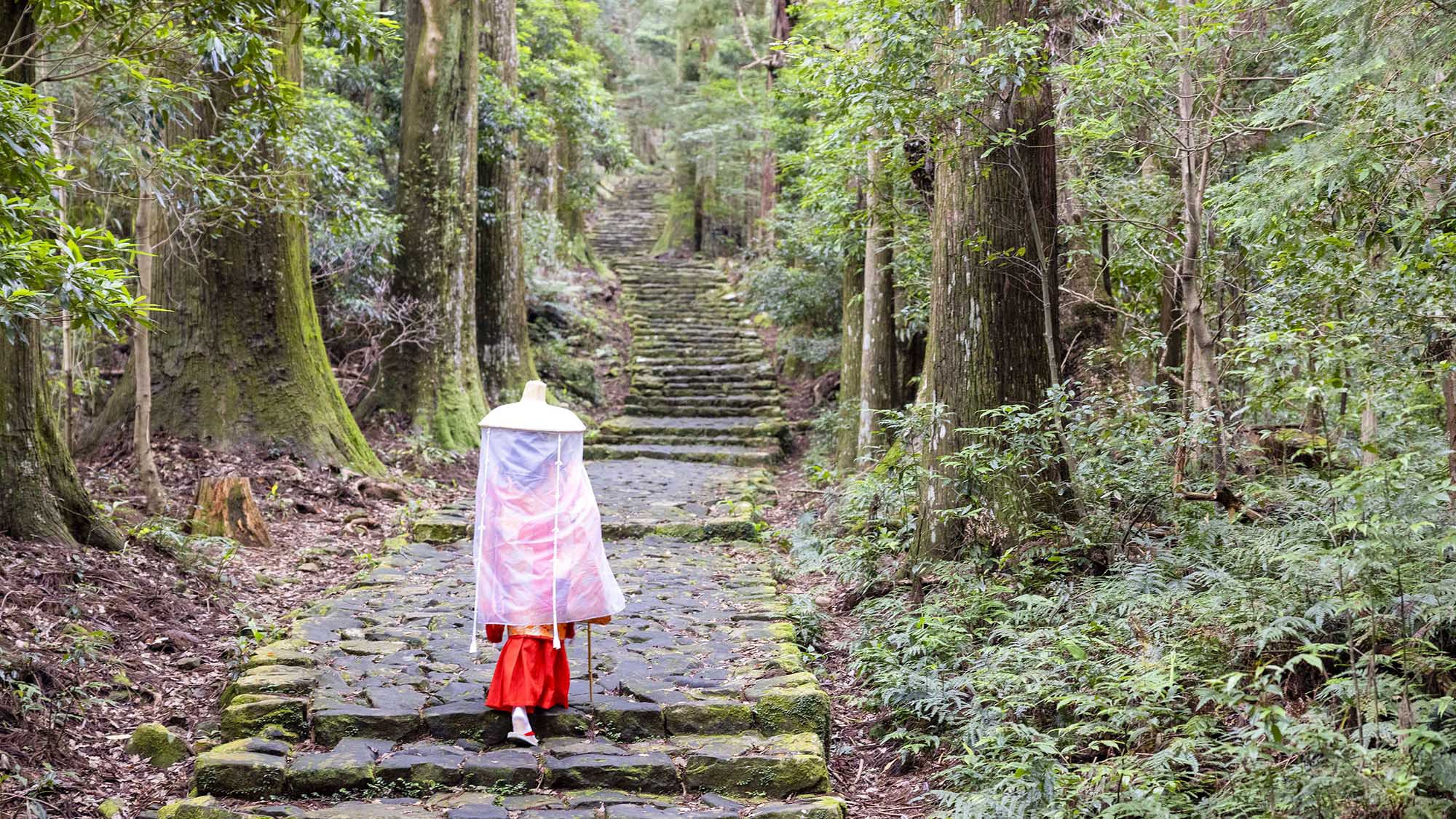 ・【周辺】平安衣装を身にまとい、ひっそりとした古道に足を踏み入れると平安時代にいるよう