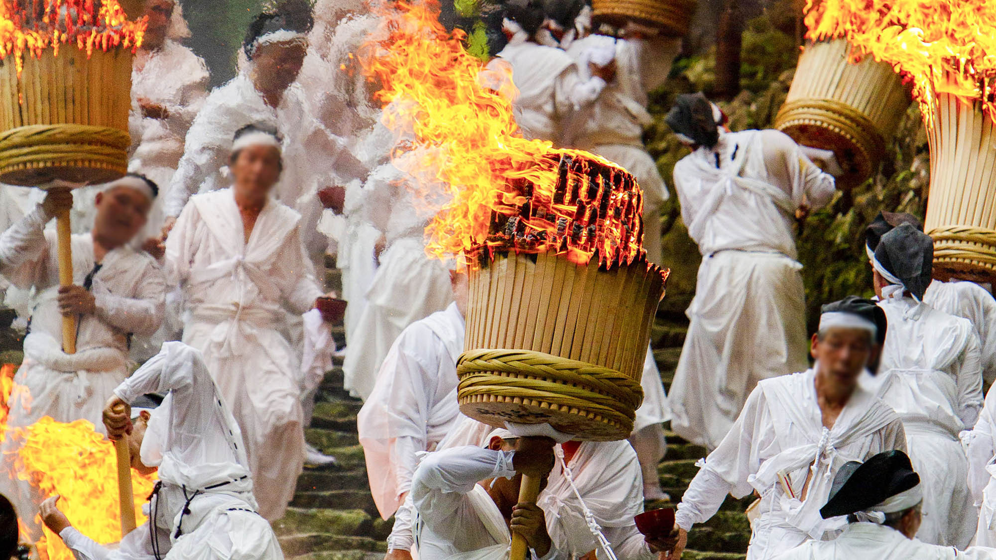 ・【周辺】「那智の扇祭り」は、日本三大火祭りの一つ。巨大な松明が見せる壮大な炎の舞は圧巻です