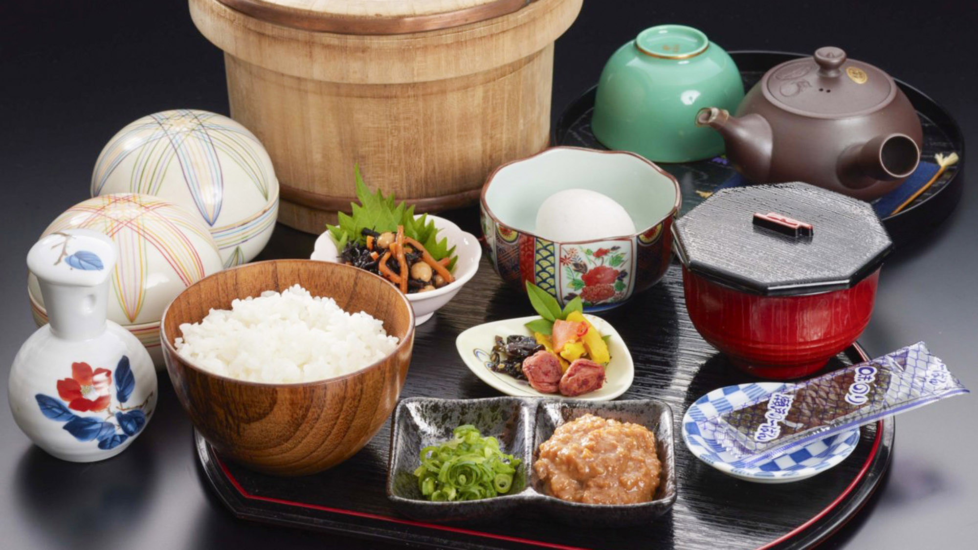 ・【朝食一例】地元の食材をふんだんに使った豪華な和食。朝から心が温まります