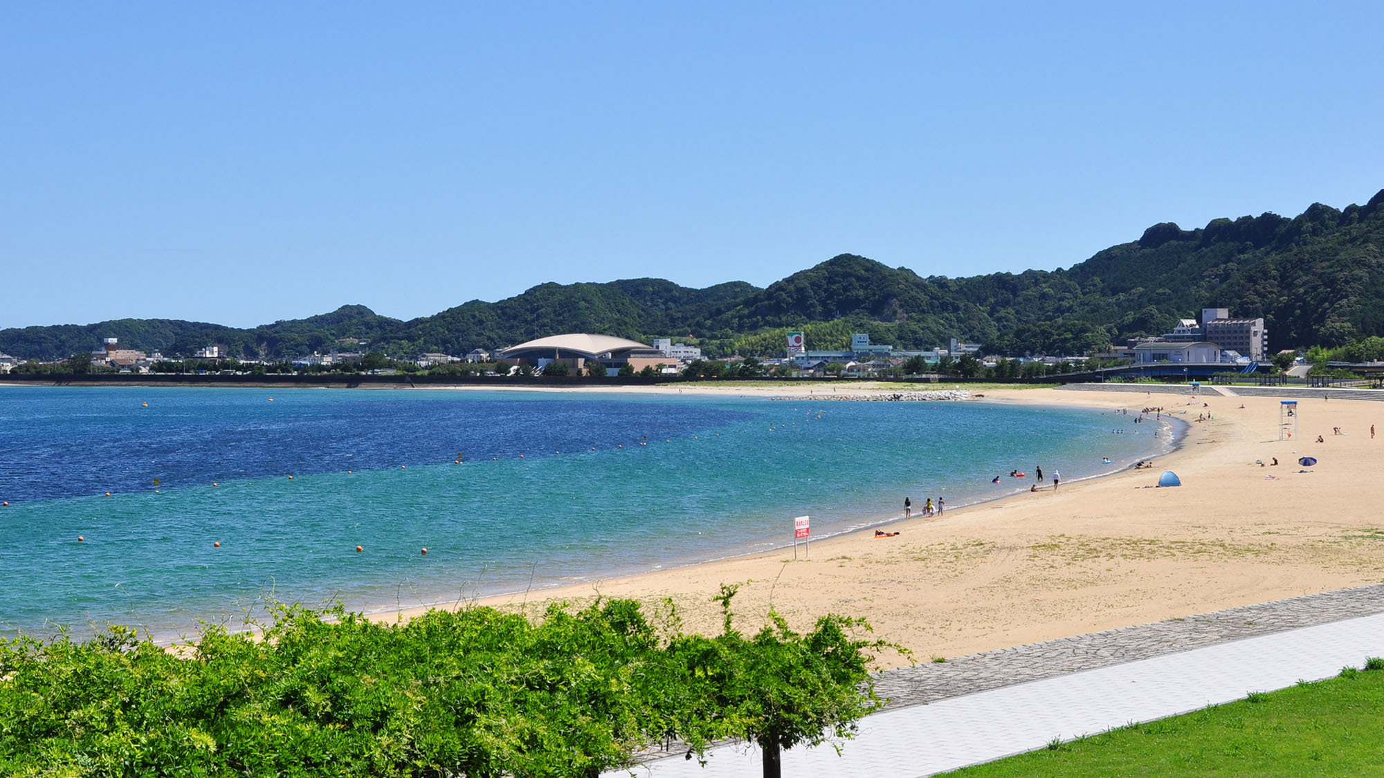 ・【周辺・ビーチ】那智の浜の美しい海岸線。波の音と共に穏やかな時間が流れる、自然の美しさを感じる場所