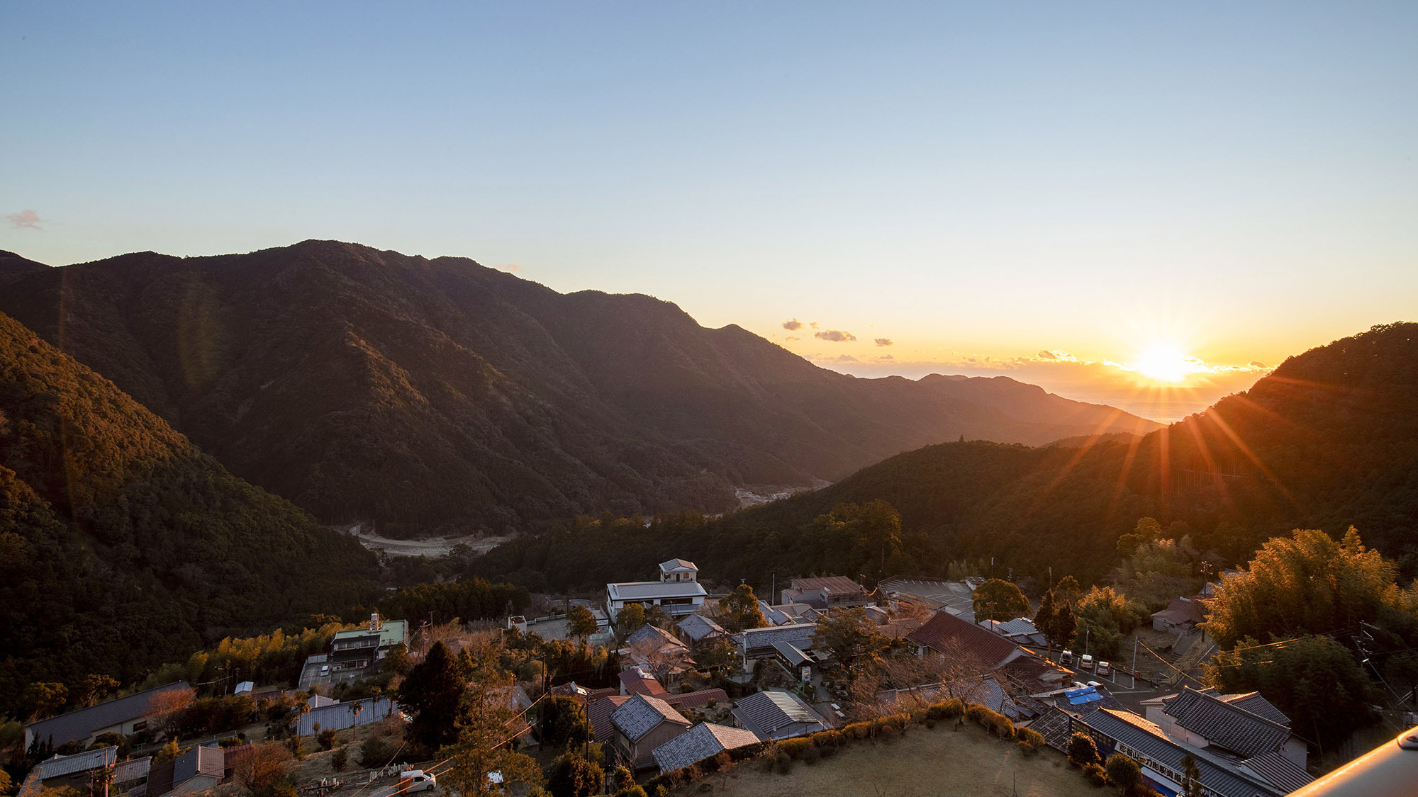 ・【朝日】那智山の頂から望む日の出は、新たな一日の始まりを告げる神聖な光景