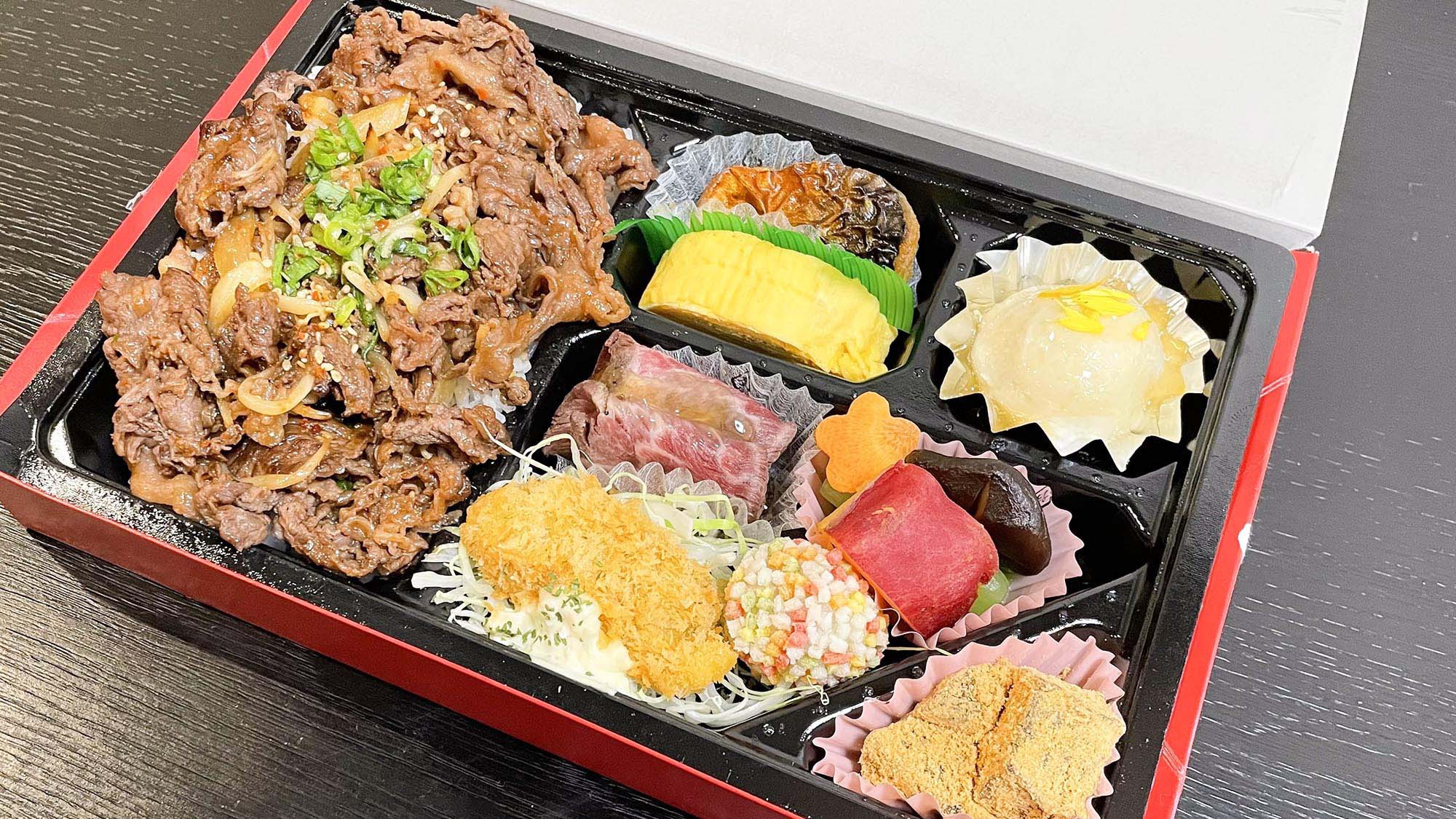 ・【夕食お子様用（一例）】さまざまな味が楽しめる地元人気店の特性弁当。地元の旬の味覚をお楽しみくださ