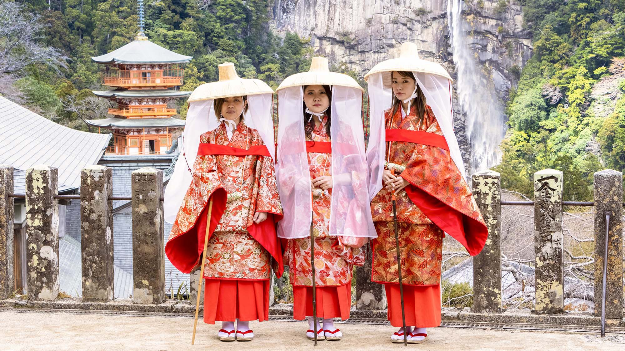 ・【周辺】神々の佇まいと自然の調和の中で、心を落ち着かせ、深い敬意を表しましょう