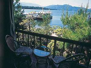 2階の客室から観光船を眺める