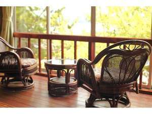 窓からは観光船乗り場や天橋立など、旅風情抜群の眺め