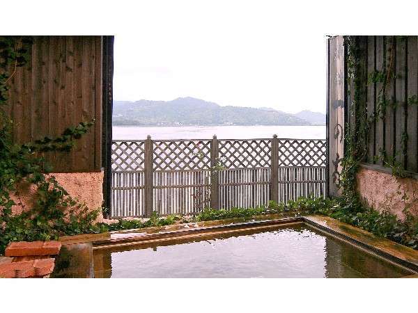 天橋立を一望する露天風呂でゆったりと温...