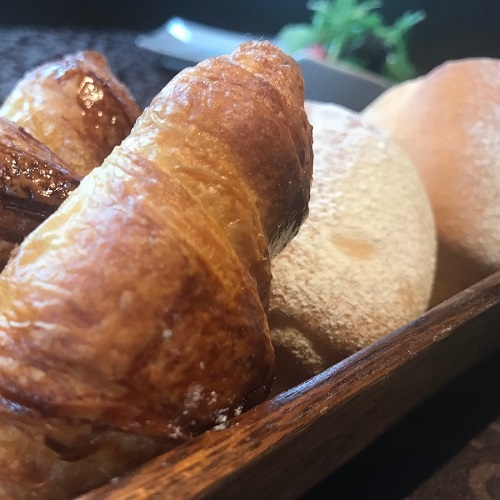 【朝食／一例】クロワッサンと米粉パン。