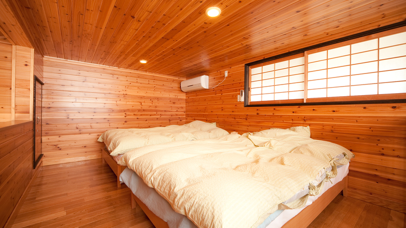 和洋室+ロフトもみじ2階のロフトには広めのベッドをご用意。