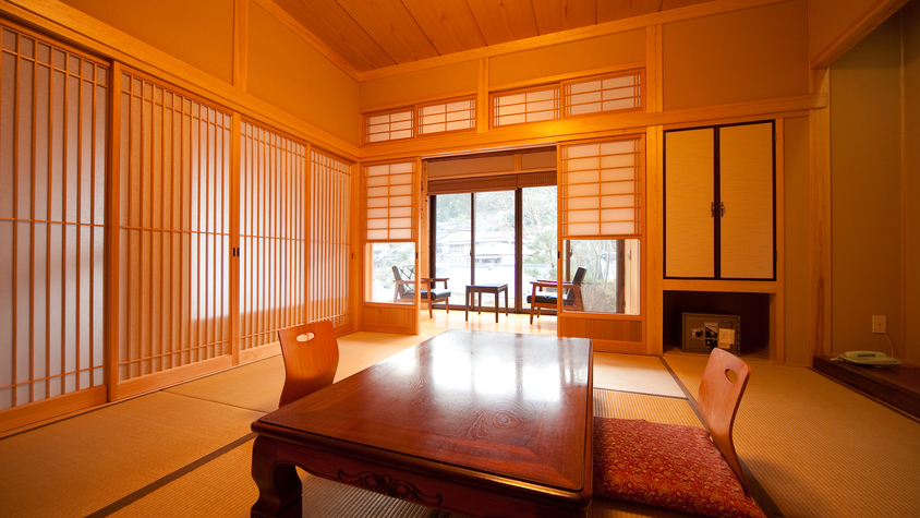 和室日暮総檜作りで設えた温もりと落ち着きある純和風客室。