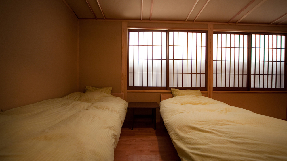 和洋室葵 総檜の手作りツインベッドを備えております。